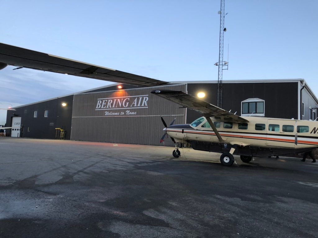 Los rescatistas buscan al avión de Bering Air por tierra y aire