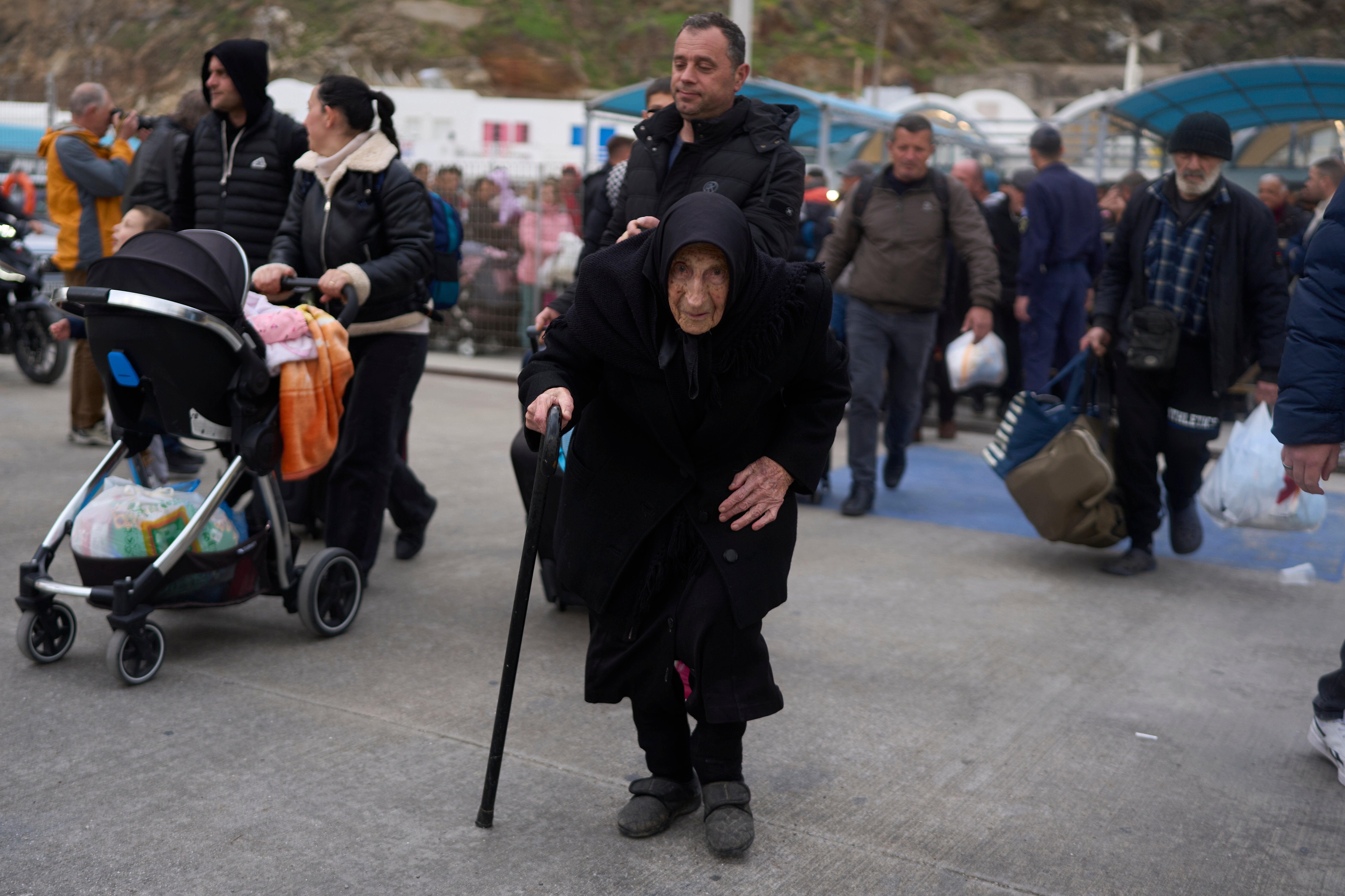 Flora Karamolegou (94) se prepara para abandonar Santorini