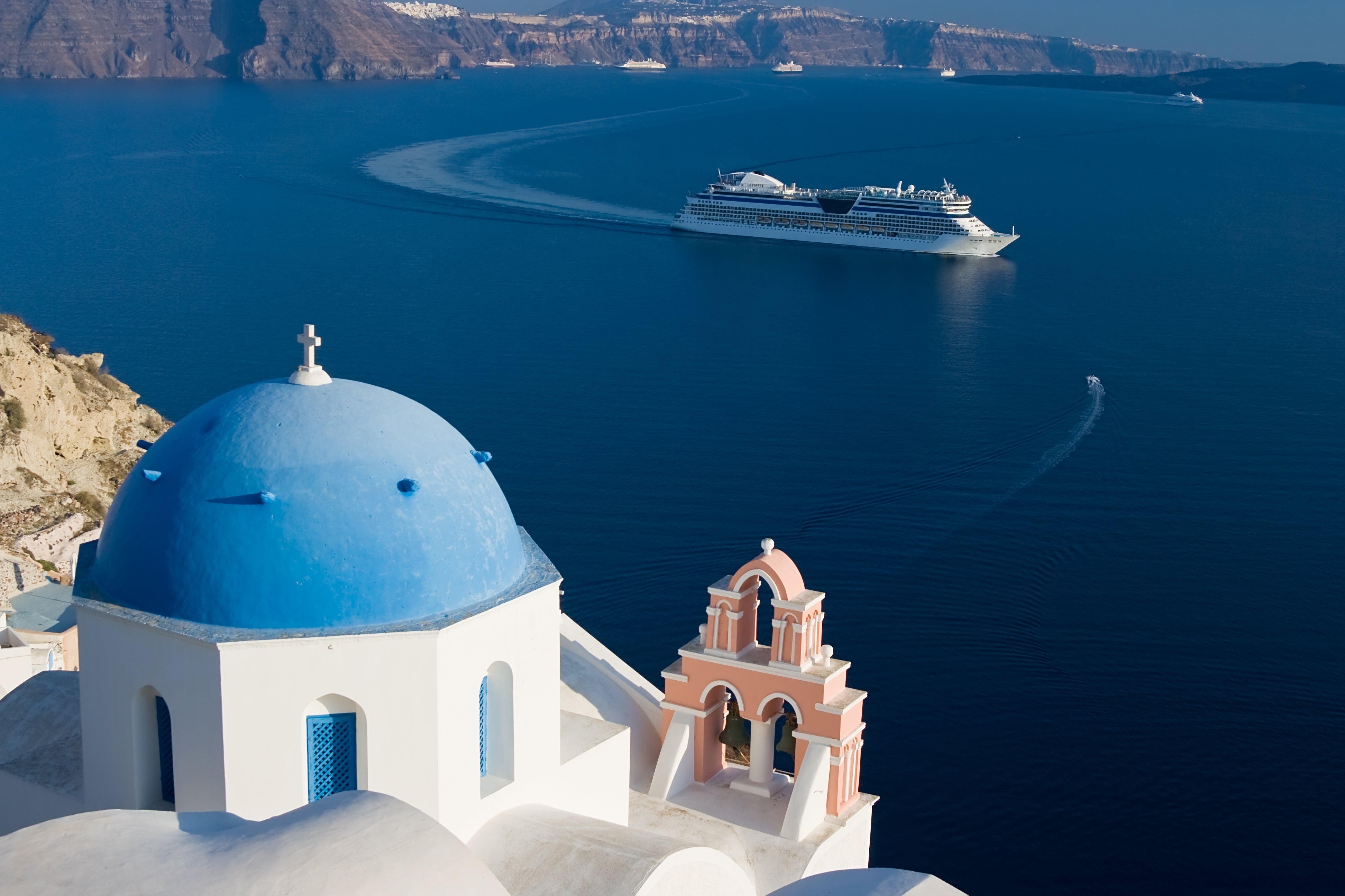 Santorini es uno de los destinos turísticos más famosos