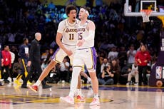 Reaves anota 45 puntos, un récord personal, y Lakers vencen a Pacers 124-117 sin LeBron ni Doncic