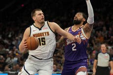 Jokic se queda a una asistencia del triple-doble en 3 cuartos; Nuggets vencen 122-105 a Suns