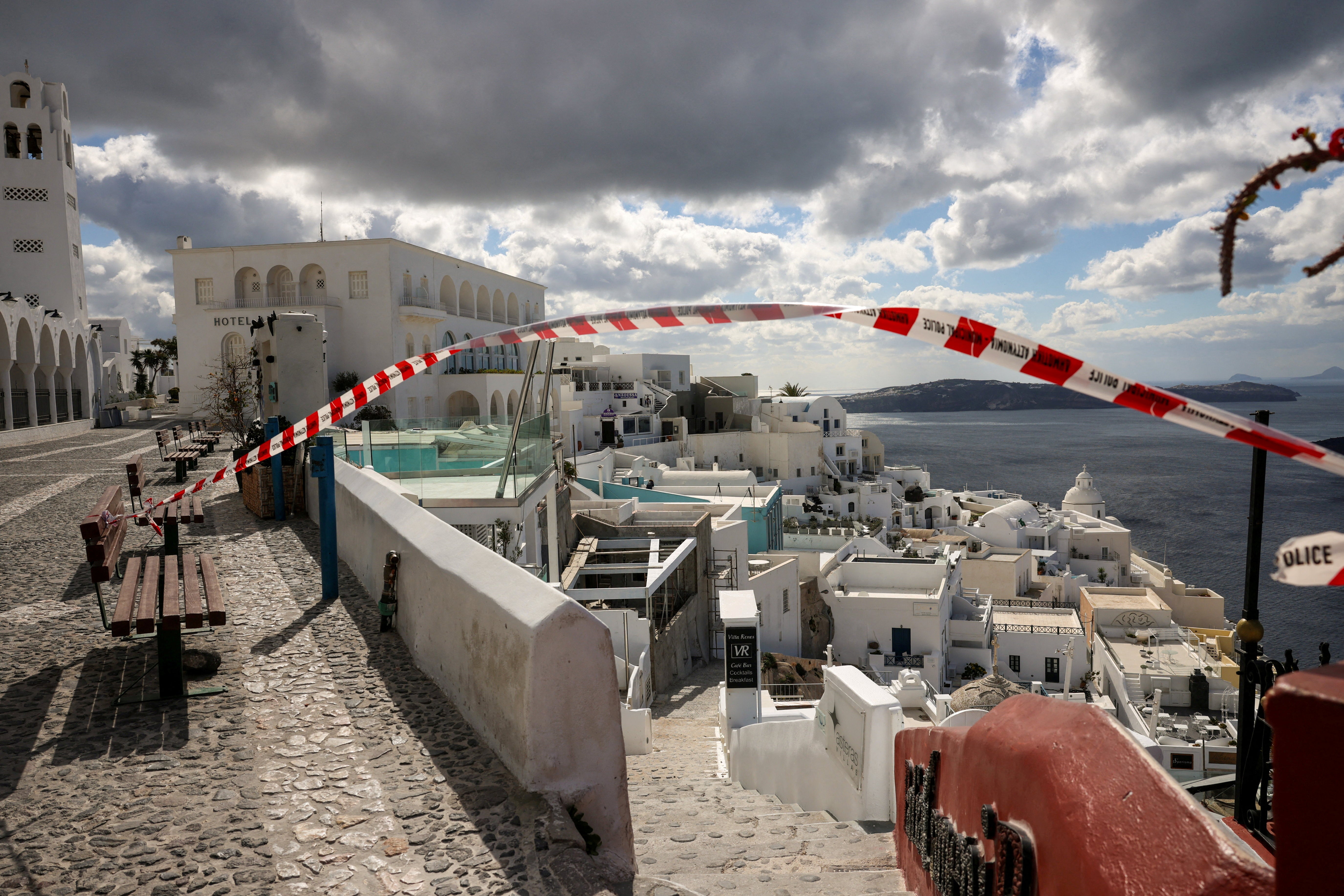 Fira, la ciudad más grande de la isla, está desierta