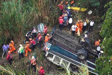 Autobús colisiona y cae desde un punte dejando al menos 31 fallecidos en Guatemala, según bomberos