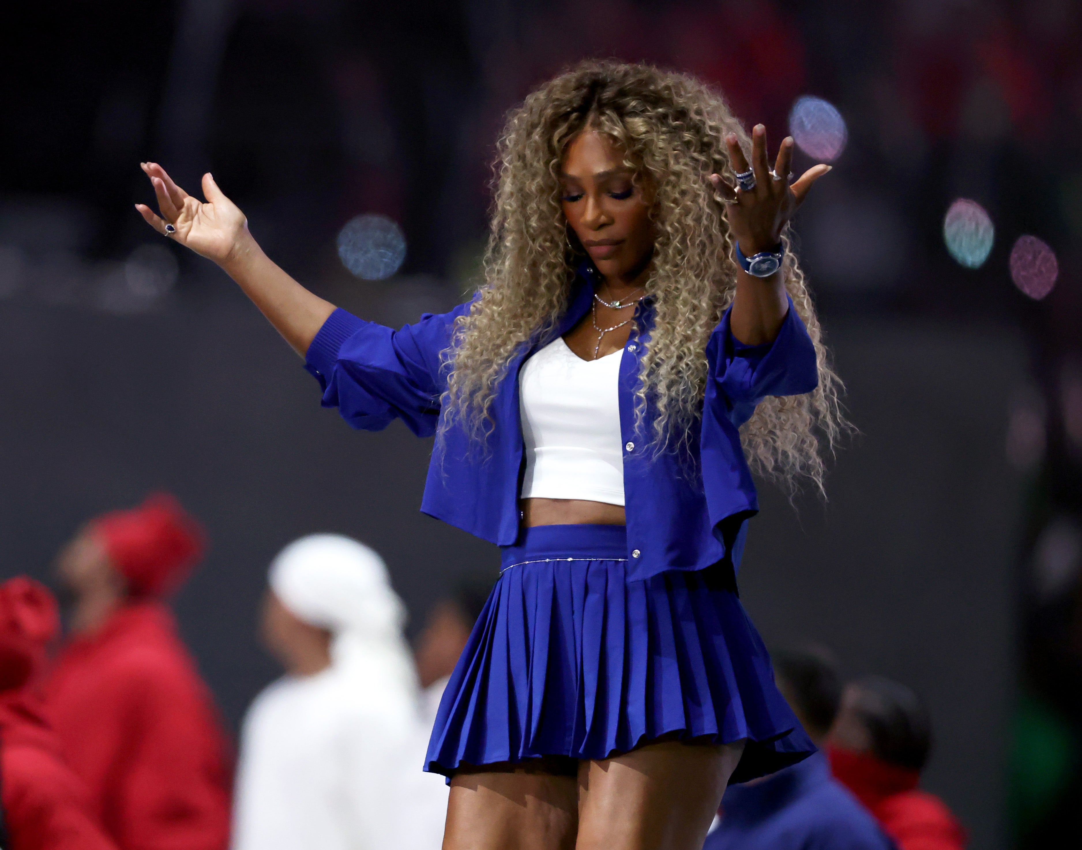 Serena Williams se une a Kendrick Lamar en el escenario durante el espectáculo de medio tiempo del Super Bowl