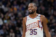 Kevin Durant olvida los rumores sobre su traspaso y vuelve a la duela con los Suns