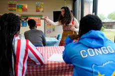 Grupos de ayuda demandan por orden de Trump que suspende programa y fondos federales para refugiados
