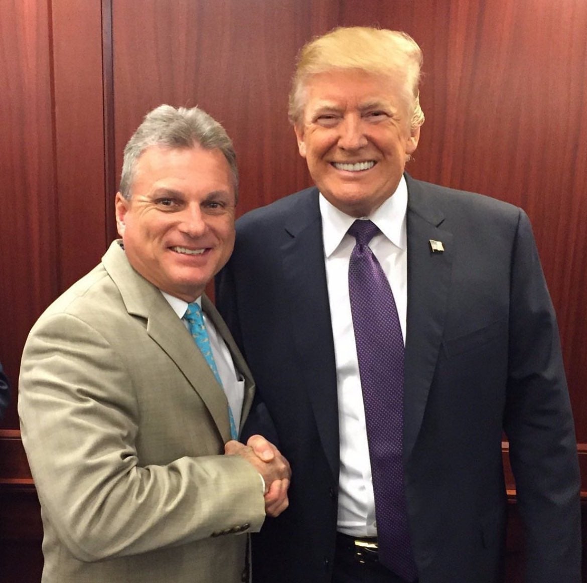 Buddy Carter (izquierda), en una fotografía junto a Donald Trump, ha presentado el proyecto de ley “Red, White and Blueland”