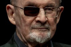 Salman Rushdie testifica contra el hombre acusado de apuñalarlo en 2022