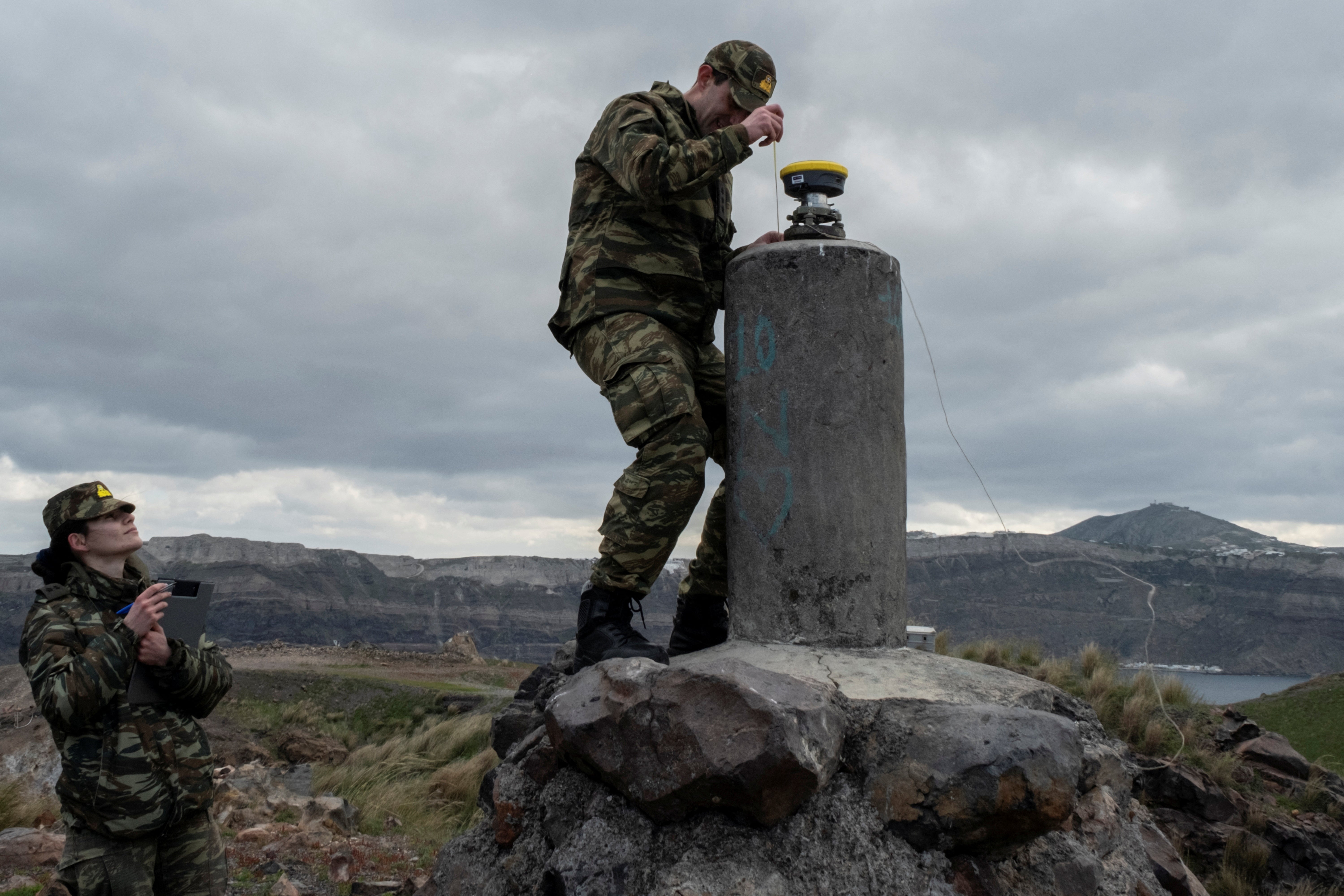 Militares griegos trabajan en isla volcánica de Nea Kameni, ubicada cerca de Santorini, el lunes