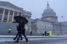 La nieve y la lluvia helada azotan el este de EEUU, California se prepara para inundaciones