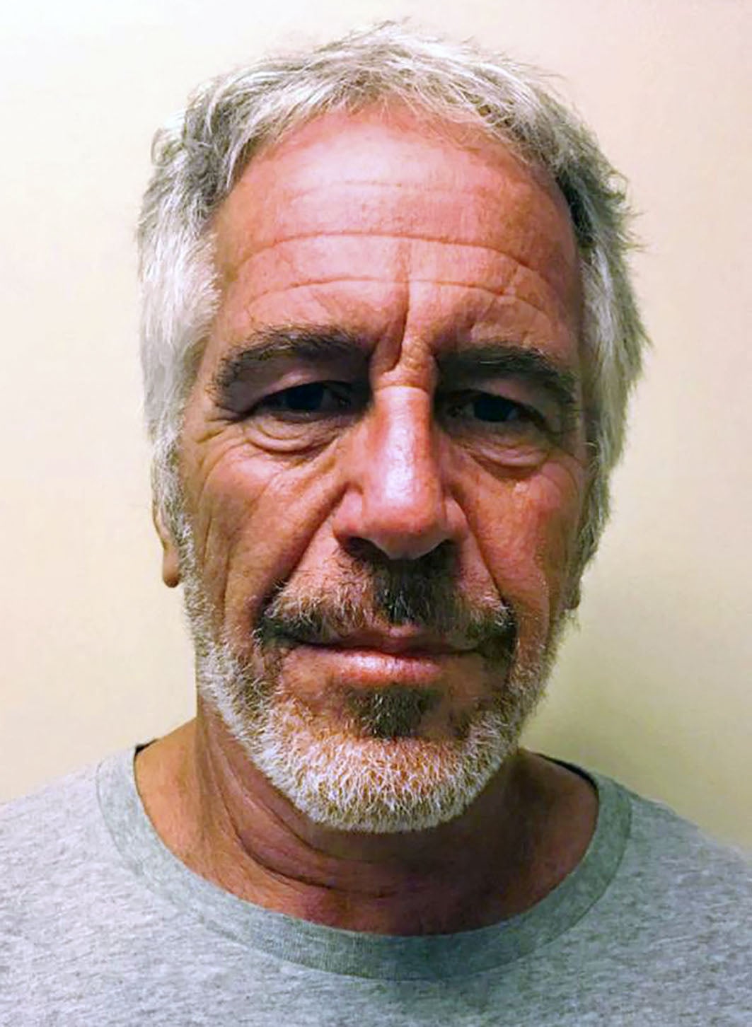 Jeffrey Epstein abusó sexualmente de niñas durante décadas y fue acusado de tráfico sexual de menores