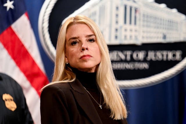 <p>Pam Bondi, la fiscal general de EE. UU., publicó más de 100 páginas de documentos que forman parte de la investigación sobre Jeffrey Epstein, aunque gran parte de ellos ya estaban a disposición del público</p>