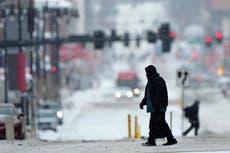 Zonas quemadas en California se alistan para inundaciones y Oregón espera lluvia helada y nieve