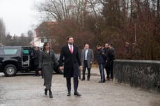 Vicepresidente de EEUU visita el campo de concentración de Dachau previo a su reunión con Zelenskyy