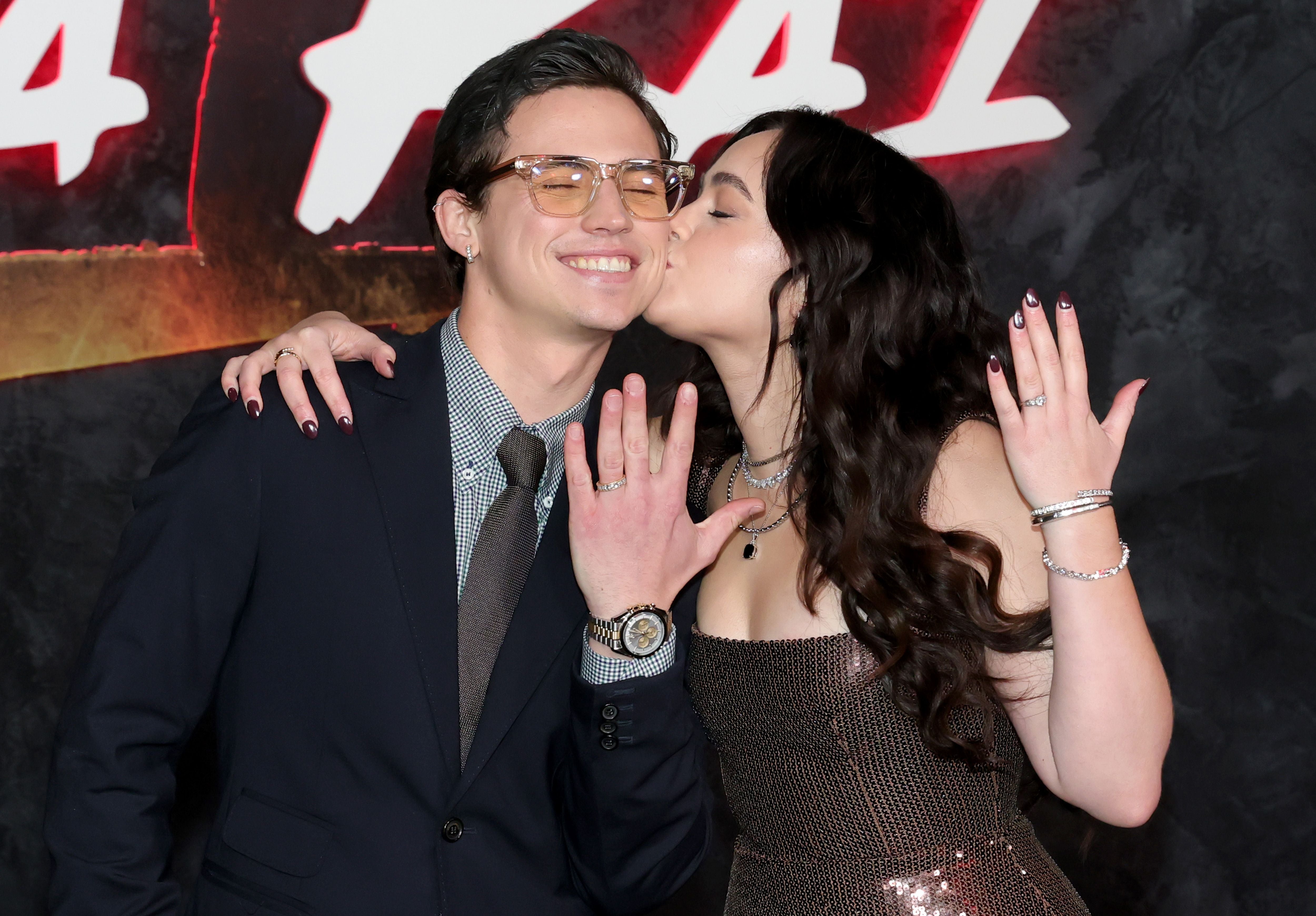 Tanner Buchanan y Mary Mouser lucen sus anillos a juego en la alfombra roja