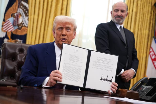 <p>El presidente de Estados Unidos, Donald Trump, acompañado por el secretario de Comercio, Howard Lutnick, firma un decreto sobre aranceles recíprocos en el Despacho Oval de la Casa Blanca el 13 de febrero de 2025</p>