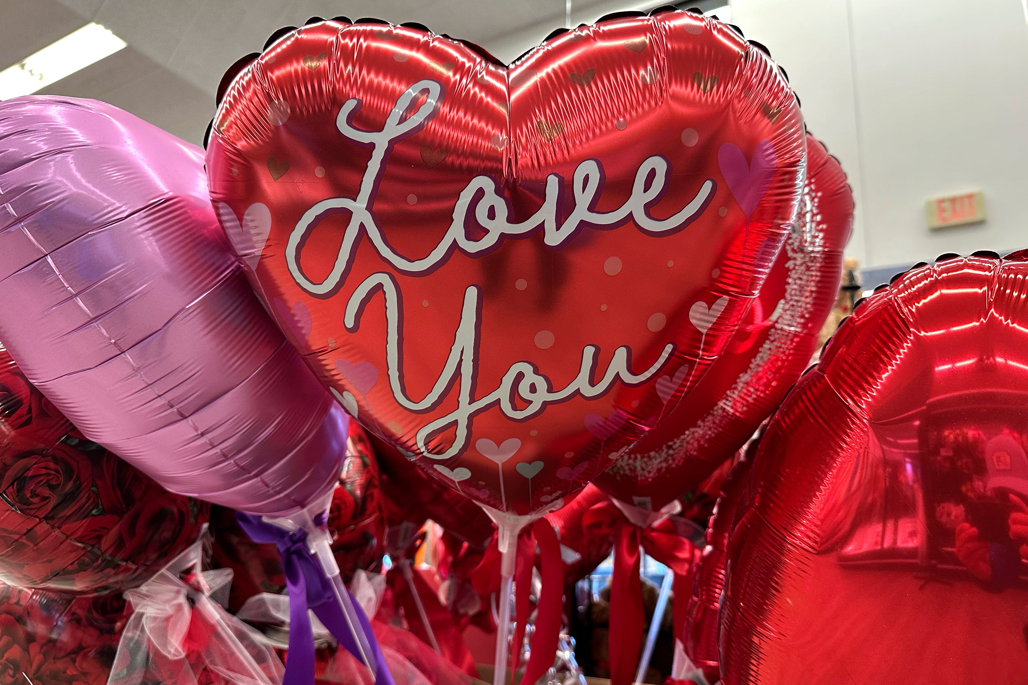 Globos con forma de corazón a la venta por San Valentín