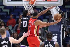 McCollum anota 43 puntos y Pelicans vencen 140-133 a Kings en tiempo extra