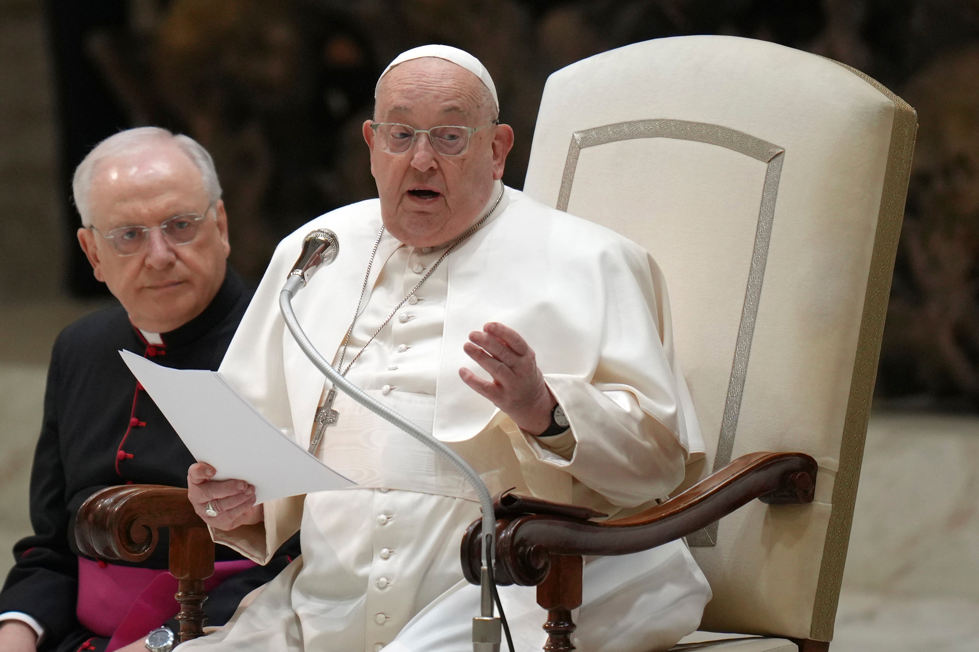 El papa Francisco lee un discurso durante su audiencia general semanal, 12 de febrero de 2025