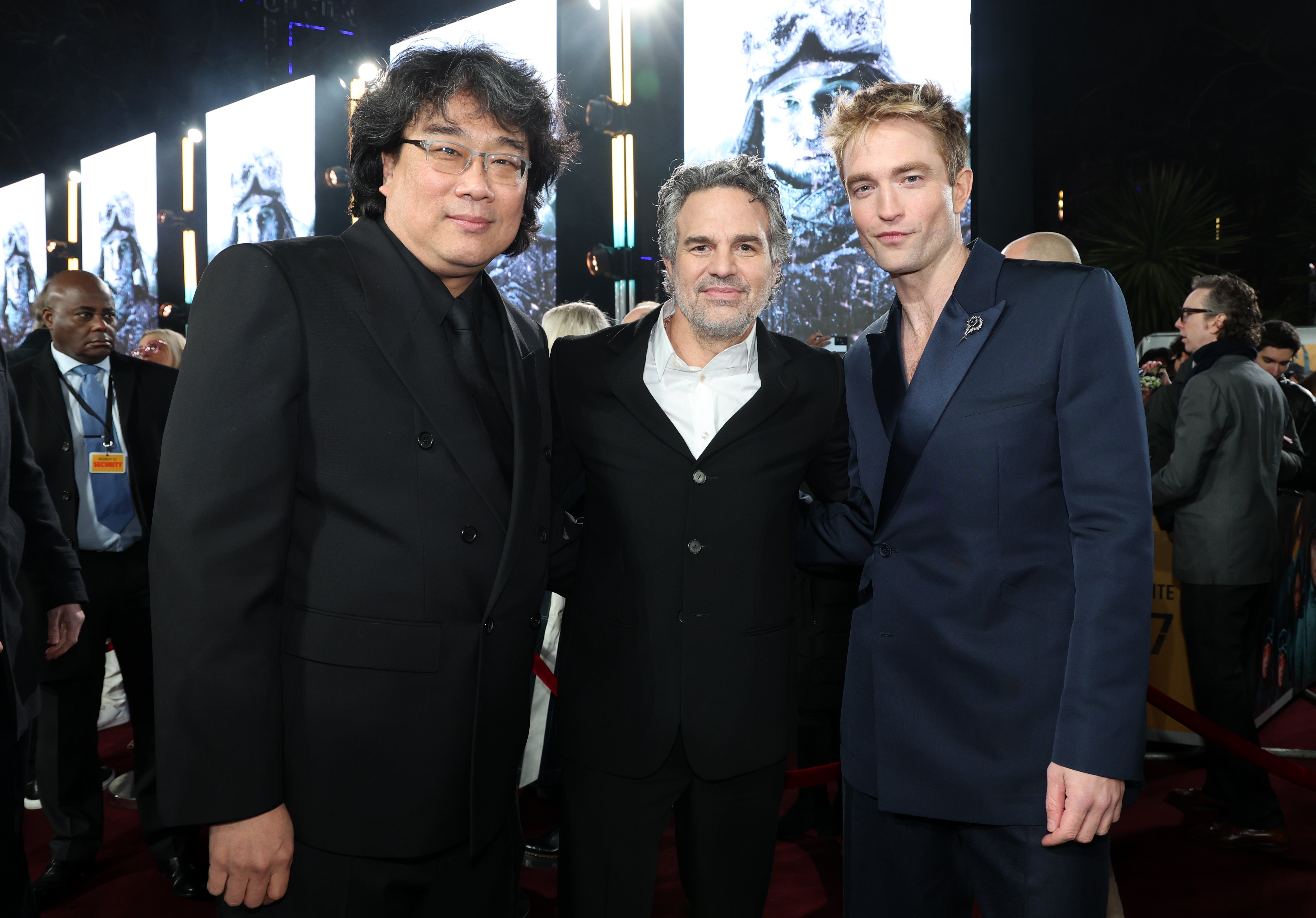 El director Bong Joon-ho, Mark Ruffalo y Robert Pattinson en el estreno mundial de 'Mickey 17'