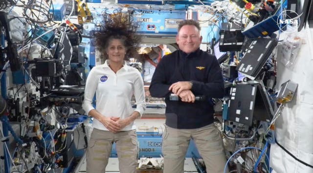 <p>Los astronautas de la NASA Suni Williams y Butch Wilmore, excapitanes de la Marina, permanecen en la Estación Espacial Internacional tras un fallo en la cápsula Boeing Starliner.  Su regreso está programado para el próximo mes</p>