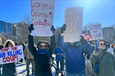 Cientos marchan en Boston para apoyar la democracia y protestar contra las políticas de Trump y Musk