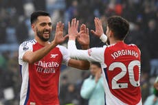 Merino anota doble en el final y Arsenal vence a Leicester 2-0 en la Liga Premier