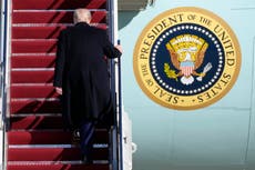 Trump visita avión de Boeing para resaltar retraso en la entrega de un nuevo Air Force One