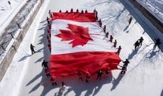 Canadienses celebran aniversario de su bandera mientras Trump busca convertir su país en un estado