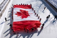 Canadienses celebran aniversario de su bandera mientras Trump busca convertir su país en un estado