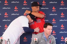 Alex Bregman se une al equipo de su ídolo Pedroia y busca llevar a los Medias Rojas a los playoffs