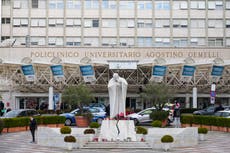 La hospitalización del papa por infección respiratoria pone en duda su agenda pública