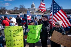 Manifestantes protestan por las acciones de Trump y Musk contra trabajadores federales en EEUU