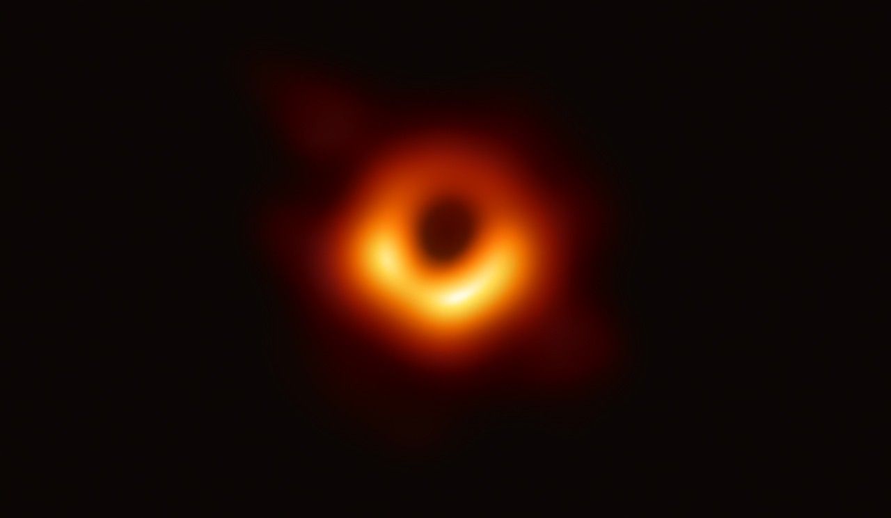 Esta fue la primera imagen de un agujero negro. Con el telescopio Event Horizon, los científicos obtuvieron una imagen del agujero negro situado en el centro de la galaxia M87. (Hay un agujero negro supermasivo en el centro de nuestra galaxia, la Vía Láctea).