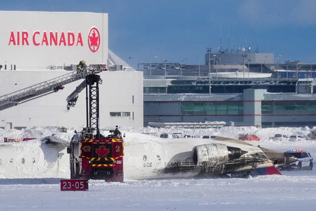 <p>Avión de Delta se encuentra boca abajo en la pista del Aeropuerto Internacional Pearson de Toronto tras estrellarse el lunes por la tarde</p>