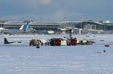 Avión de Delta vuelca en una pista nevada en Toronto y los 80 a bordo sobreviven