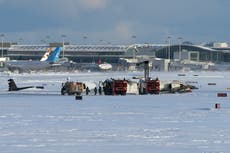 Avión de Delta vuelca en una pista nevada en Toronto y los 80 a bordo sobreviven