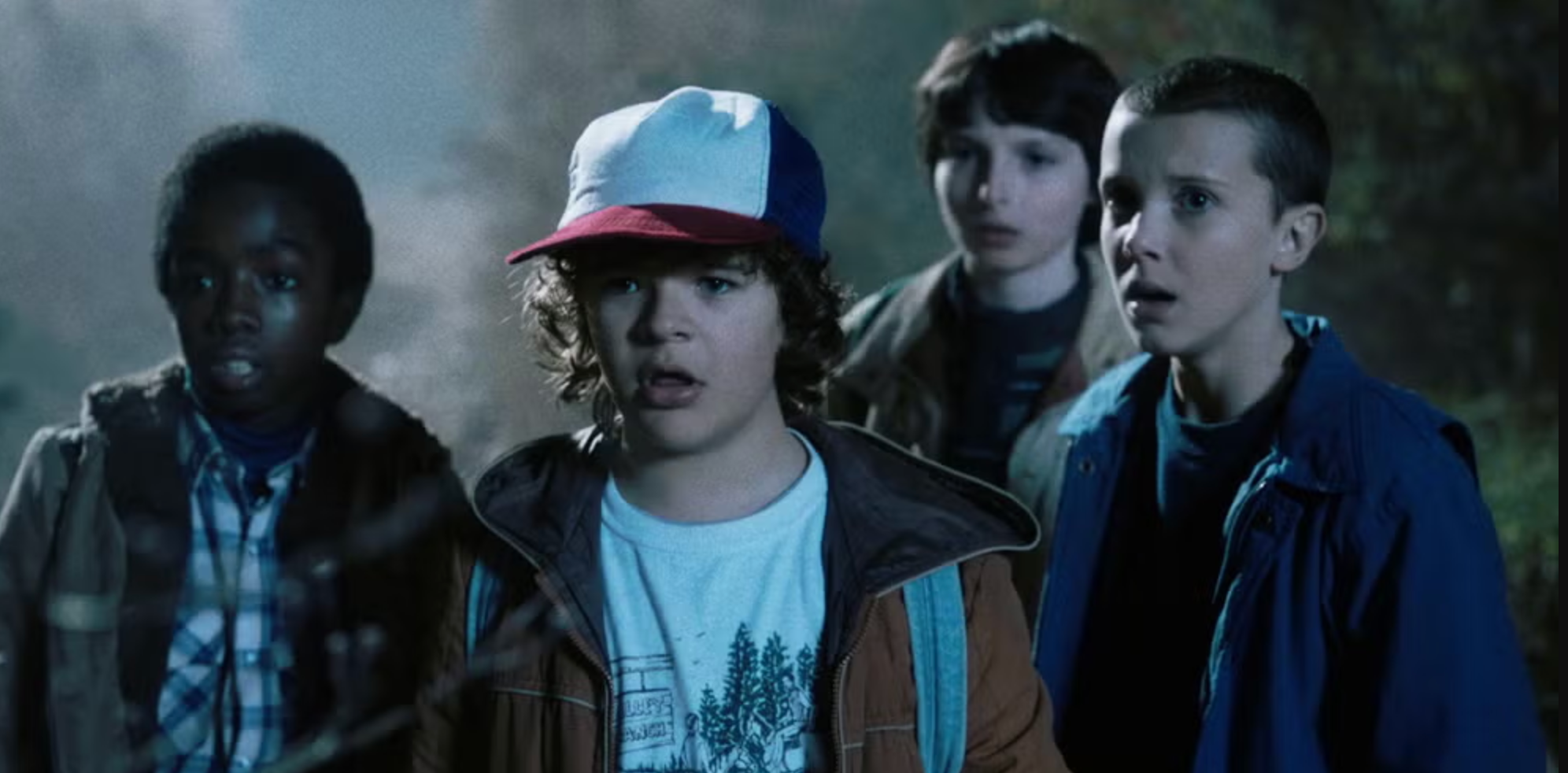 Stranger Things está ambientada en Hawkins en los años 80 y sigue a los habitantes del pequeño pueblo de Indiana después de que una joven llamada Eleven con habilidades psicoquinéticas abrió un portal entre la Tierra y una dimensión alternativa