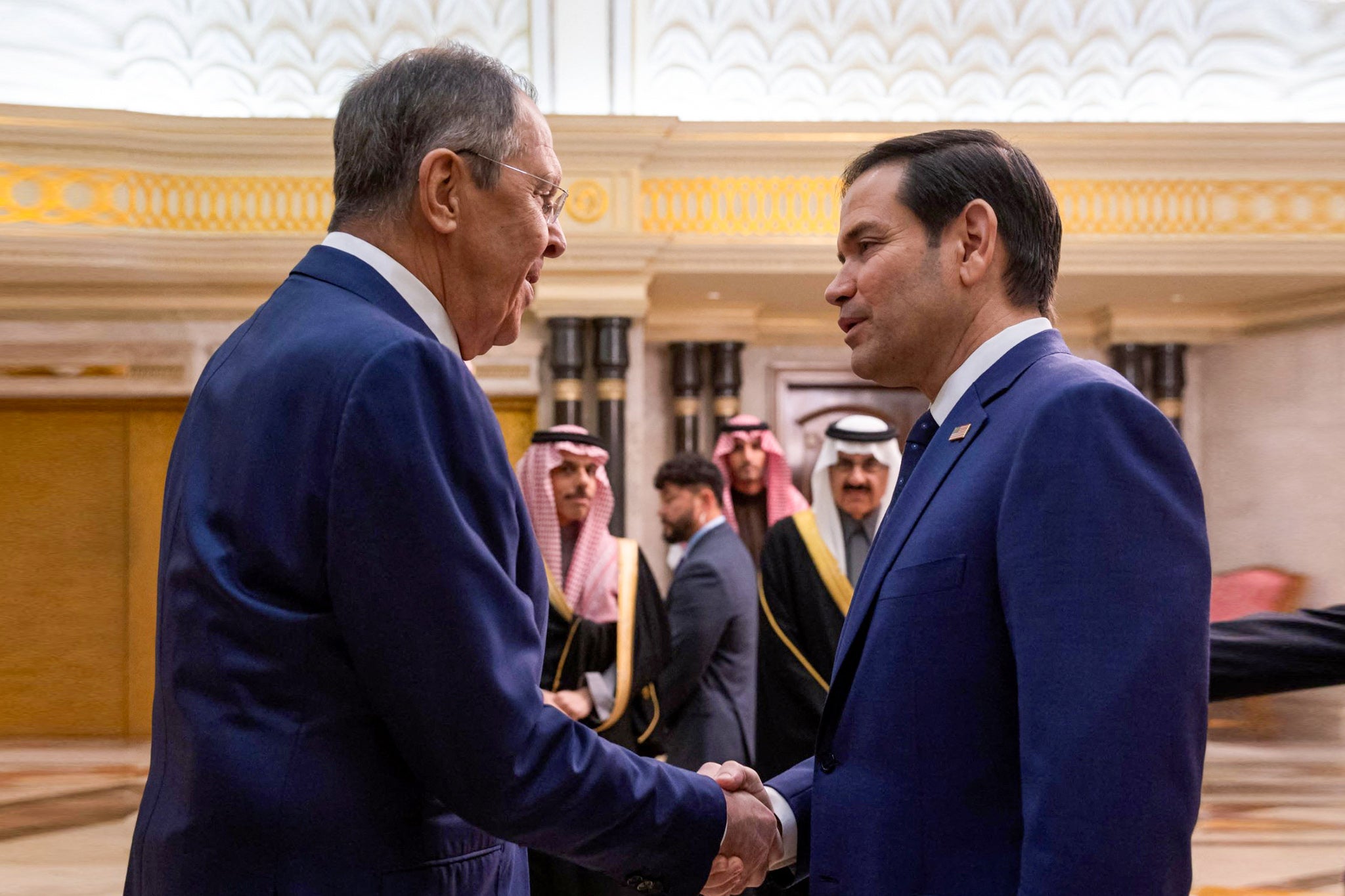 El secretario de Estado de EE. UU., Marco Rubio (dcha.), y el ministro de Asuntos Exteriores ruso, Sergei Lavrov, se reunieron esta semana en Arabia Saudí para analizar el futuro de Ucrania