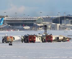 Lo que hay que saber sobre el avión que se volcó al aterrizar en el aeropuerto de Toronto