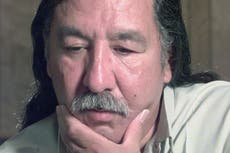 Activista indígena sale de prisión tras conmutación de su condena por Biden