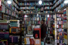 La policía en la Cachemira controlada por India allana librerías y confisca cientos de libros