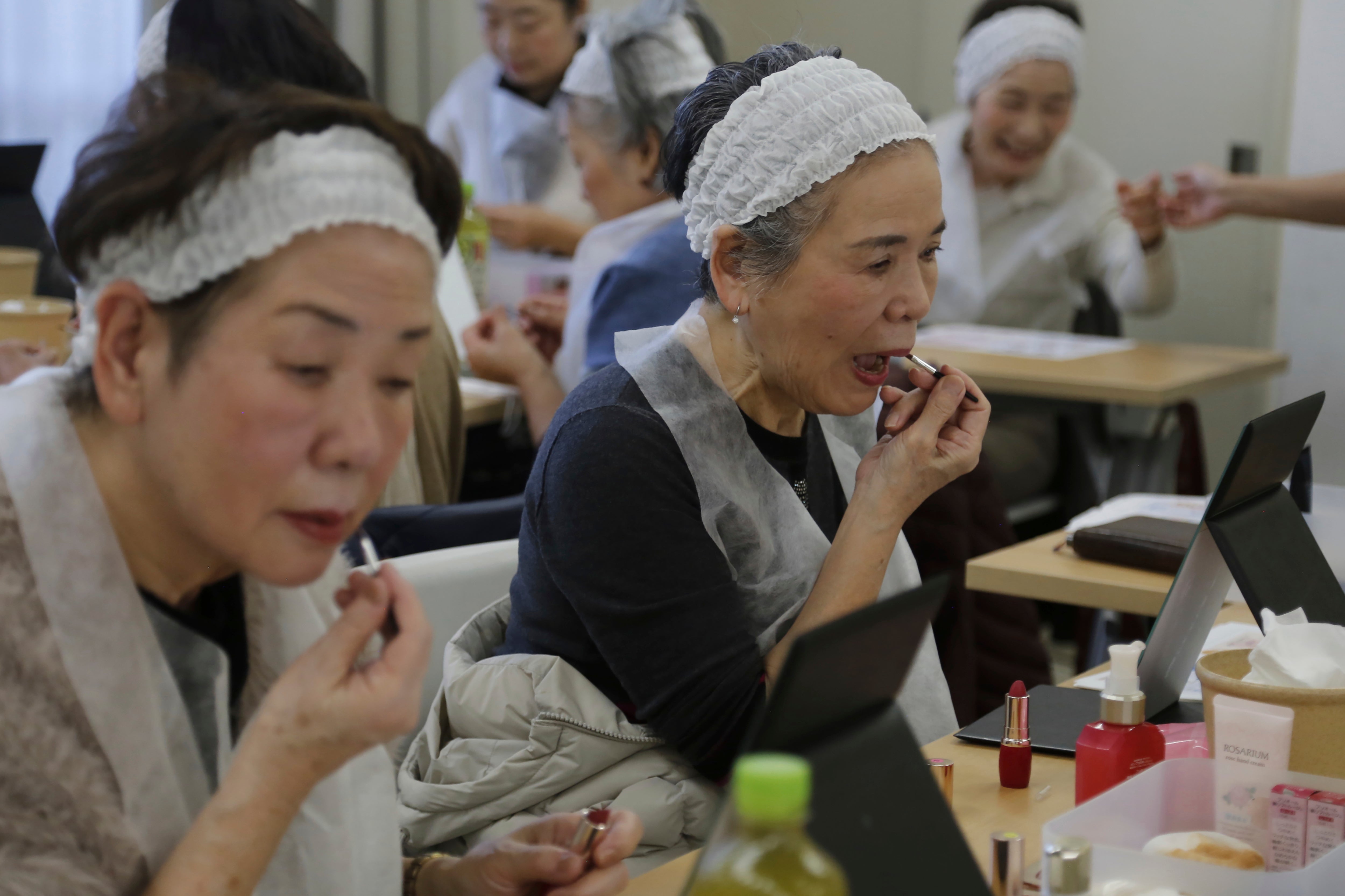 JAPÓN-MERCADO BELLEZA-ANCIANOS