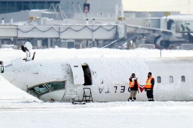 CANADÁ-AVIÓN VOLCADO