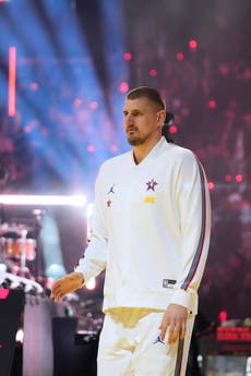 Nikola Jokic cumple 30 años y tiene una de sus mejores temporadas, promediando un triple-doble