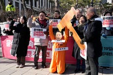 Yoon comparece en dos tribunales surcoreanos diferentes mientras defiende su decreto de ley marcial