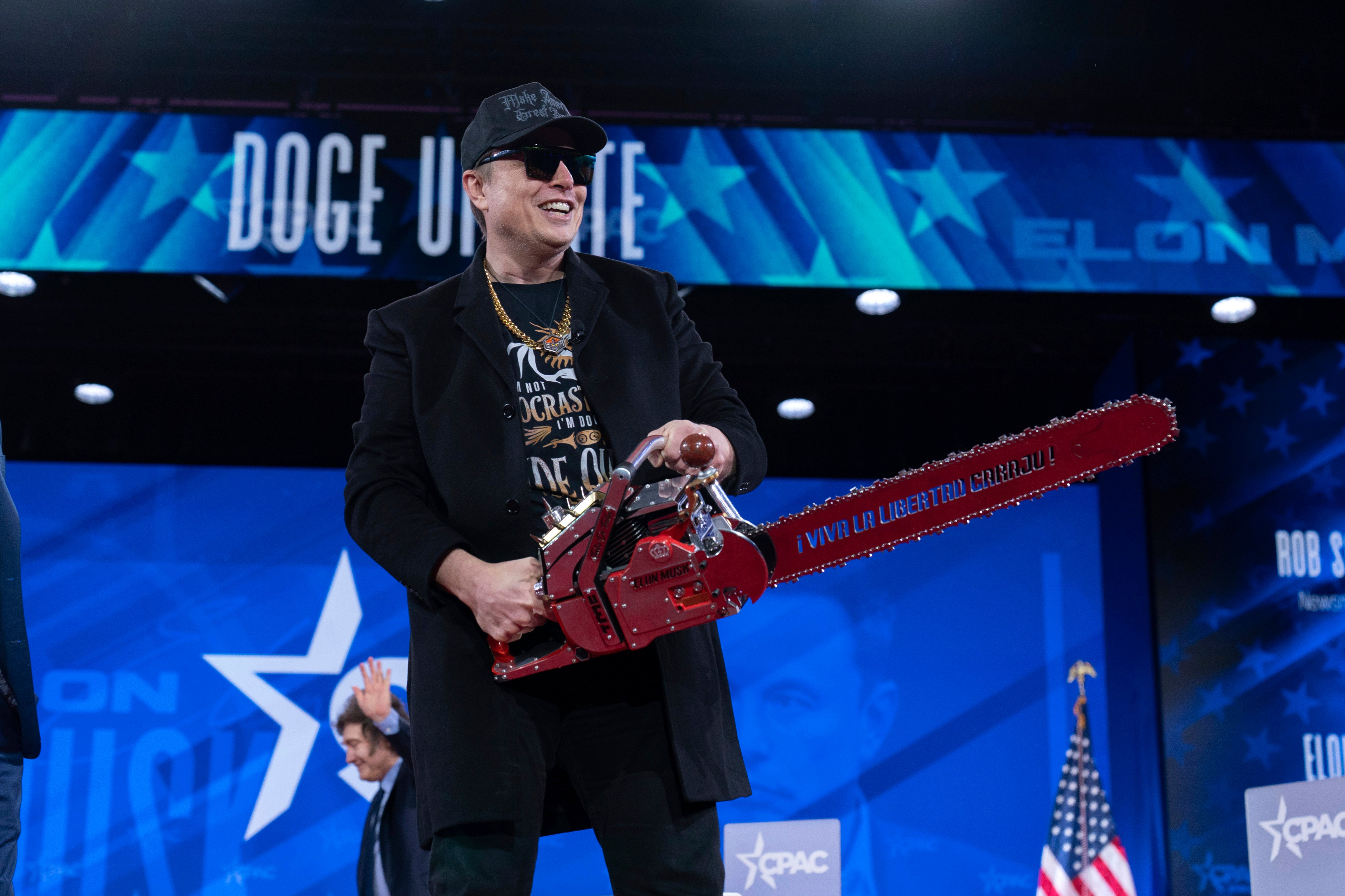 Elon Musk blandió una motosierra en el escenario de la conferencia conservadora CPAC