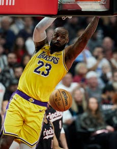 LeBron anota 40 puntos y guía a Lakers hacia victoria 110-102 sobre Blazers