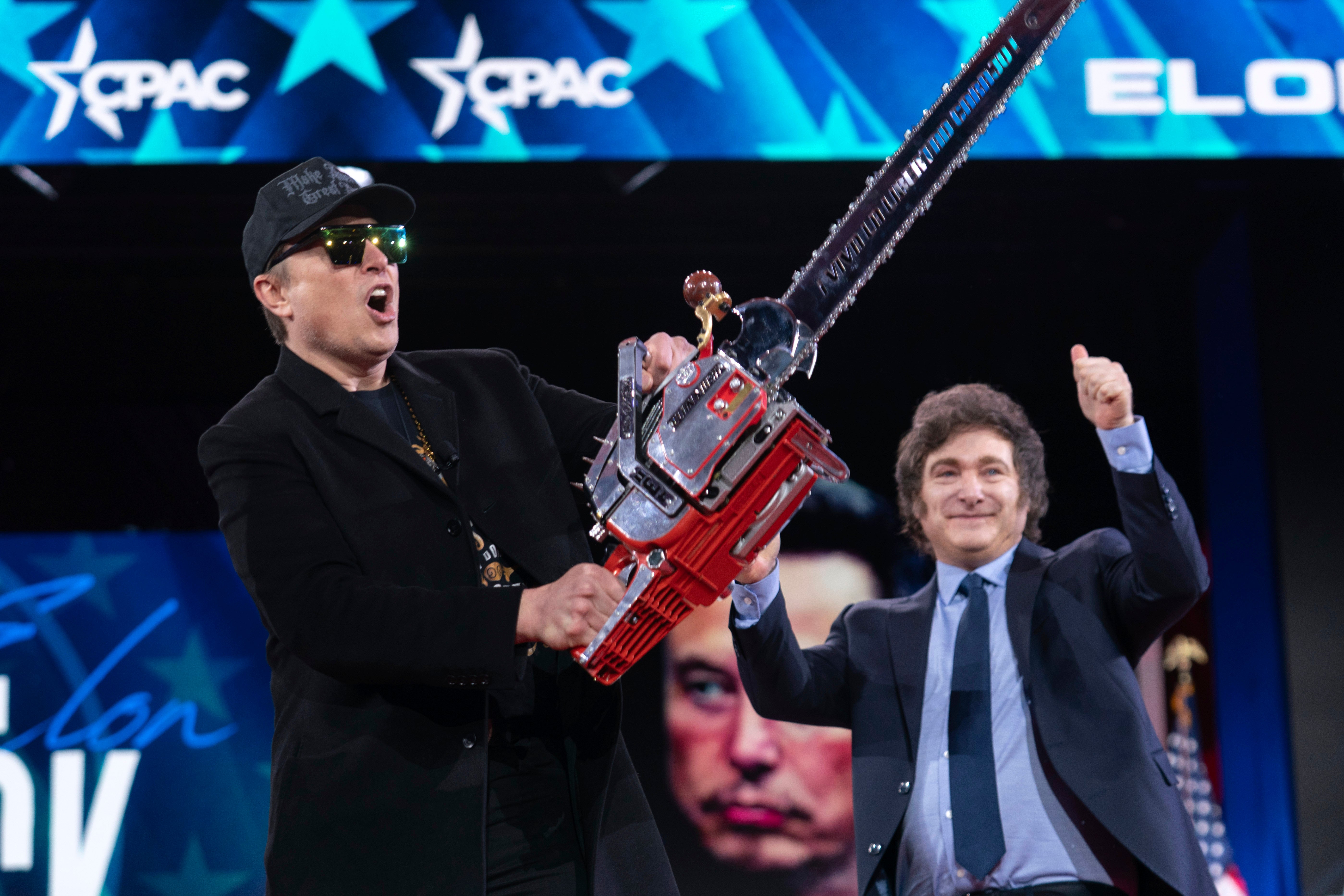 Horas antes de que Grimes publicara sus mensajes urgentes, Elon Musk hizo una llamativa aparición en el CPAC, sosteniendo una motosierra