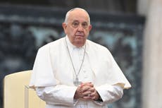 El papa Francisco sigue “en estado delicado” y permanecerá hospitalizado 